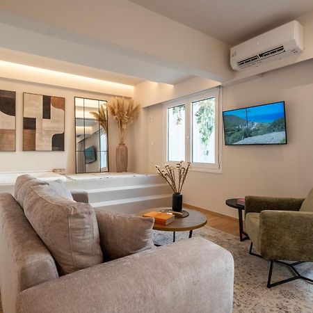 Derouse Eva Suite Jacuzzi & Sauna เอเธนส์ ภายนอก รูปภาพ