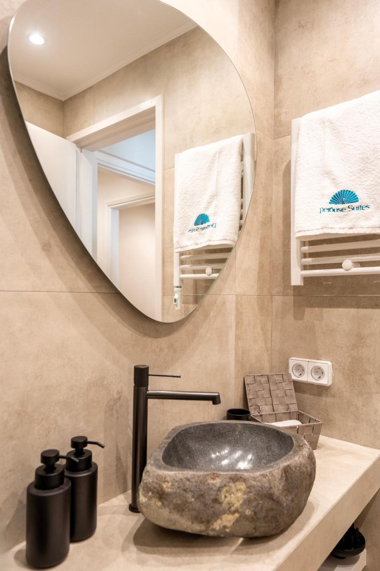 Derouse Eva Suite Jacuzzi & Sauna เอเธนส์ ภายนอก รูปภาพ