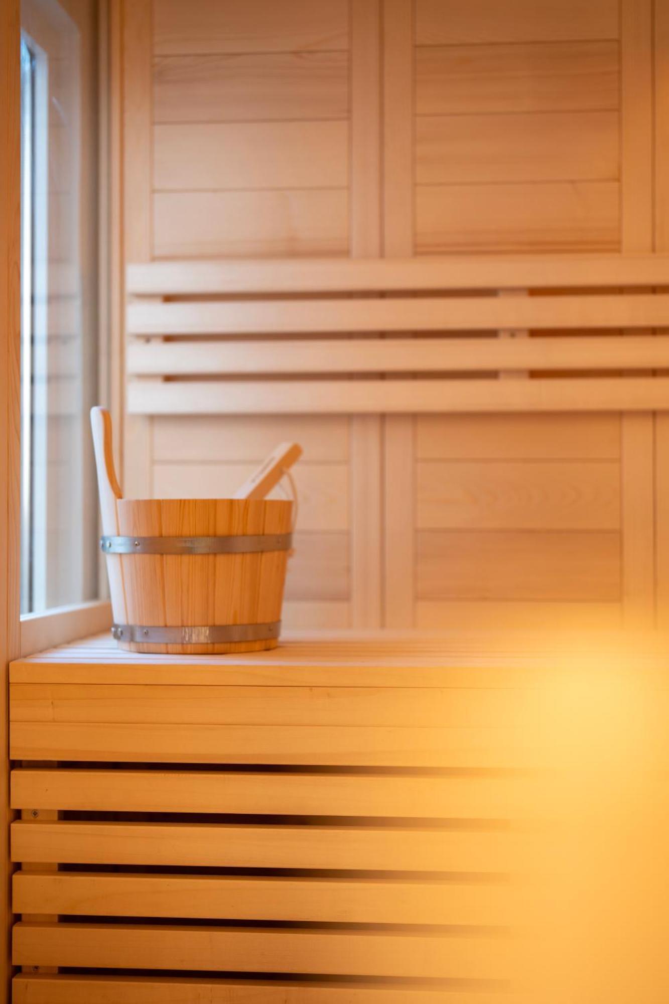 Derouse Eva Suite Jacuzzi & Sauna เอเธนส์ ภายนอก รูปภาพ
