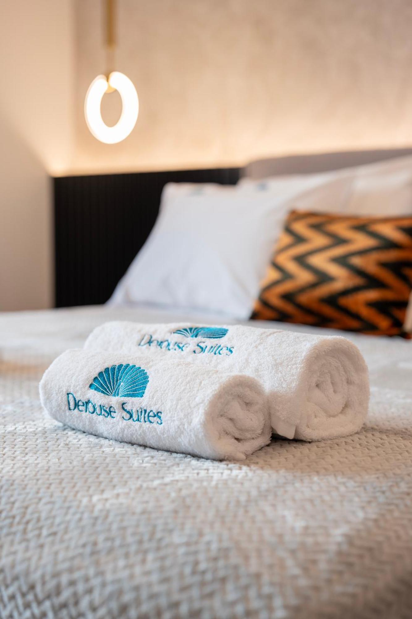 Derouse Eva Suite Jacuzzi & Sauna เอเธนส์ ภายนอก รูปภาพ