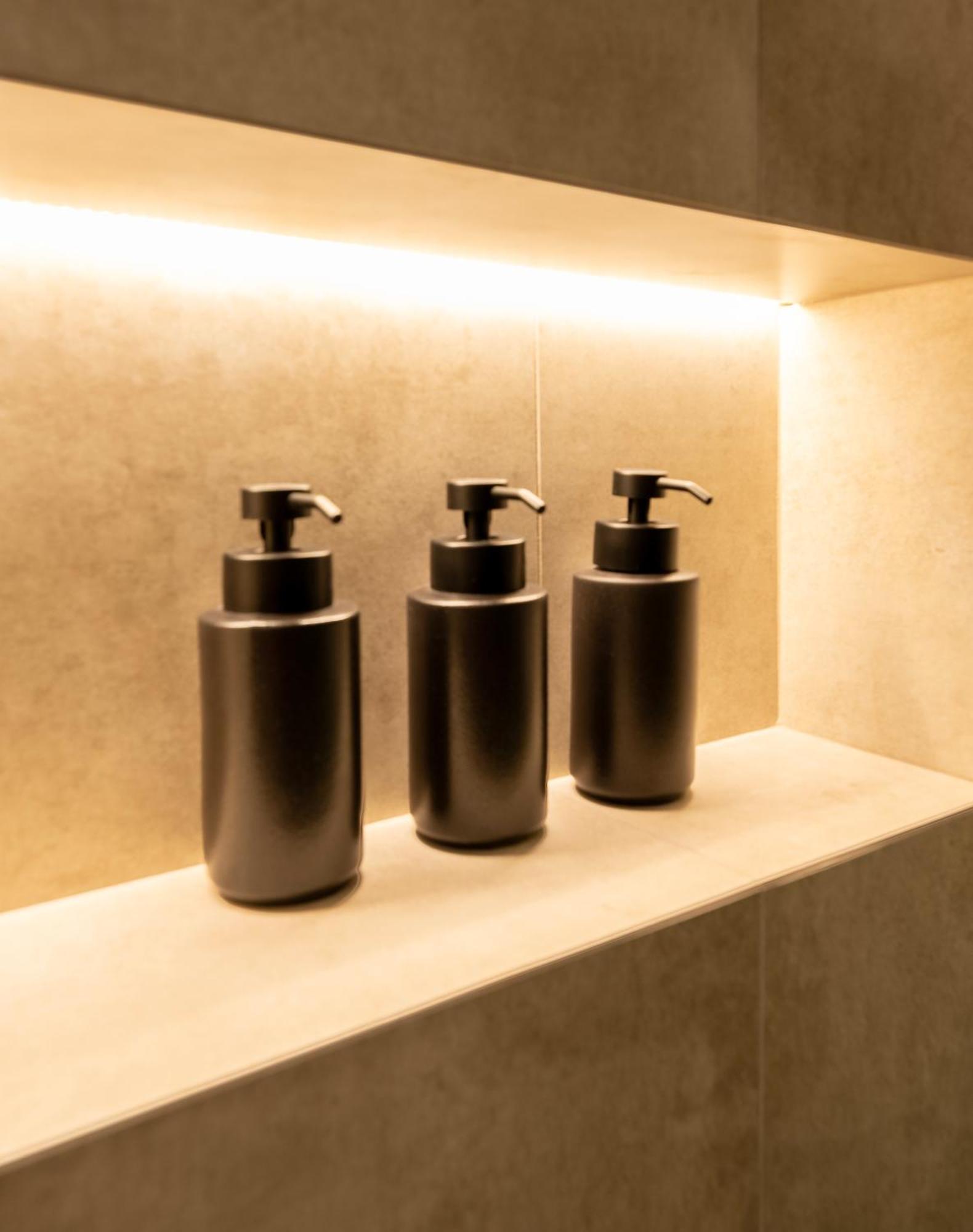 Derouse Eva Suite Jacuzzi & Sauna เอเธนส์ ภายนอก รูปภาพ