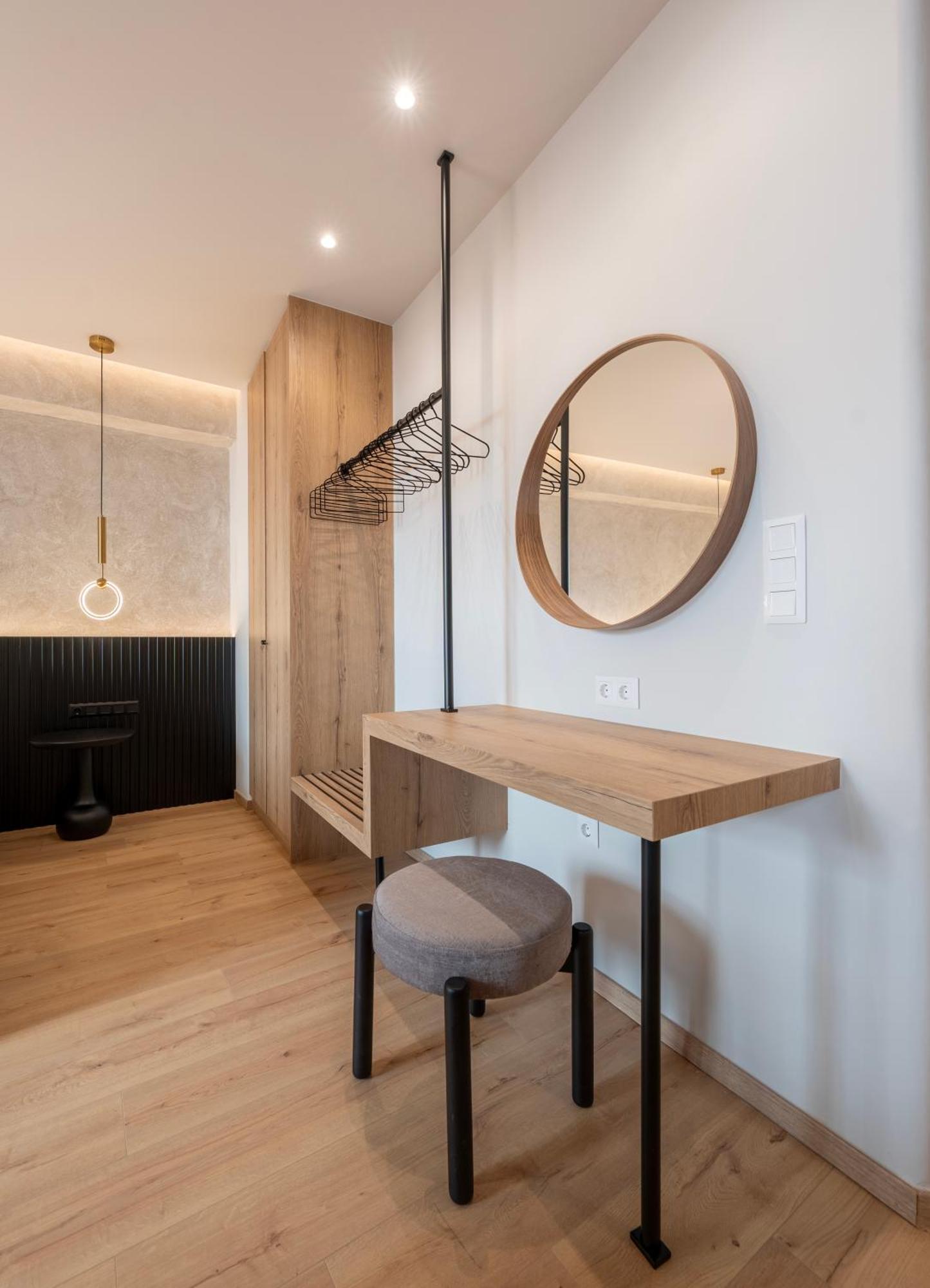 Derouse Eva Suite Jacuzzi & Sauna เอเธนส์ ภายนอก รูปภาพ